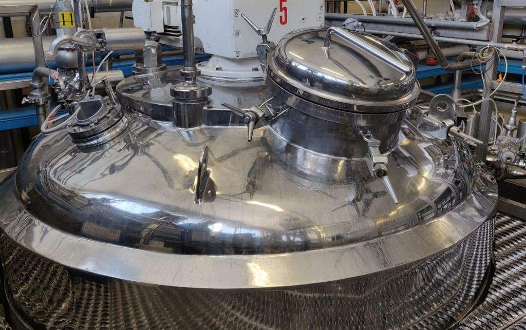 Dettaglio di un recipiente industriale in acciaio inox